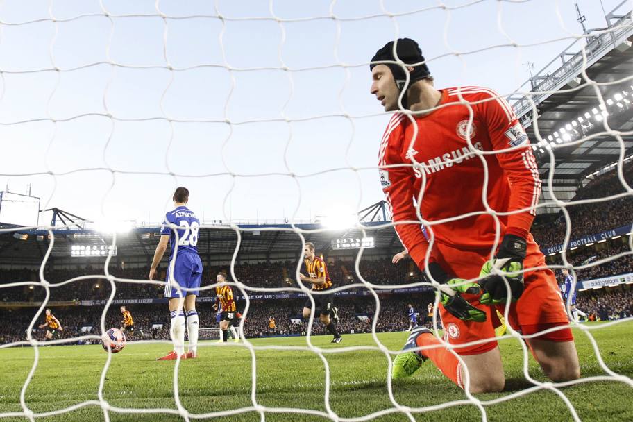 La delusione di Cech dopo il 2-2 di Morais, poi arriveranno altri 2 gol: il Chelsea era in vantaggio 2-0. Reuters